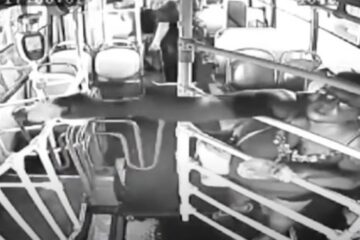 Mulher tenta colocar fogo em ex-marido dentro de ônibus; veja vídeo