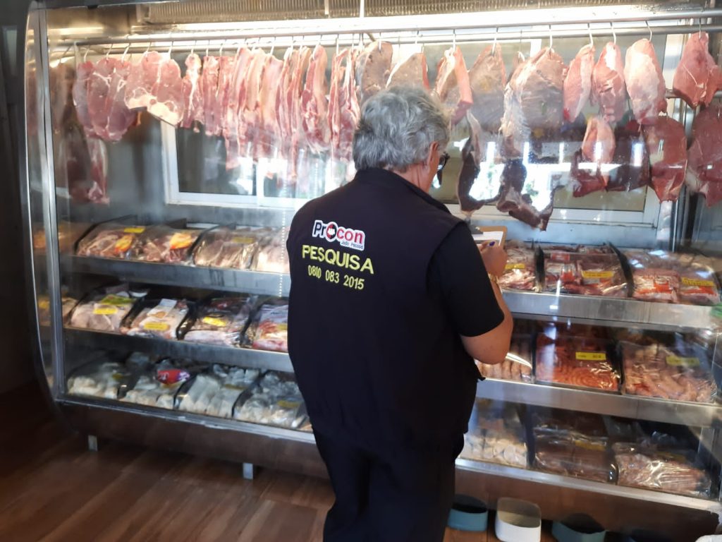 FOTOCARNE1 1024x768 1 1 - Carnes e queijos vencidos são apreendidos em supermercado de João Pessoa