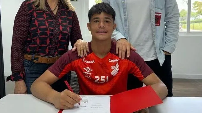 Filho de Eliza Samudio assina 1º contrato com o Athletico-PR no dia do aniversário da mãe