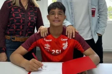 Filho de Eliza Samudio assina 1º contrato com o Athletico-PR no dia do aniversário da mãe