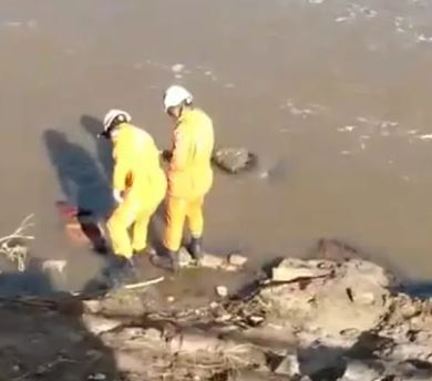 02 - Reviravolta surpreendente: Bombeiros se preparam para resgatar corpo em rio, mas 'morto' acorda; VEJA VÍDEO