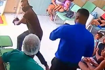 VIDEO homem armado com espada ataca seguranca em area pediatrica 360x240 - Homem armado com espada ataca segurança em ala pediátrica de hospital - VEJA O VÍDEO