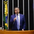 Em nota, assessoria de Efraim Filho diz que ele e sua equipe passam bem e apontam "imprudência" de motorista que bateu no carro do senador
