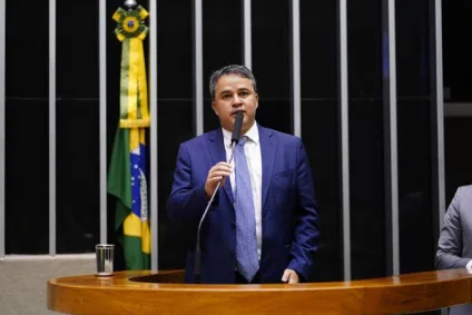 Em nota, assessoria de Efraim Filho diz que ele e sua equipe passam bem e apontam "imprudência" de motorista que bateu no carro do senador