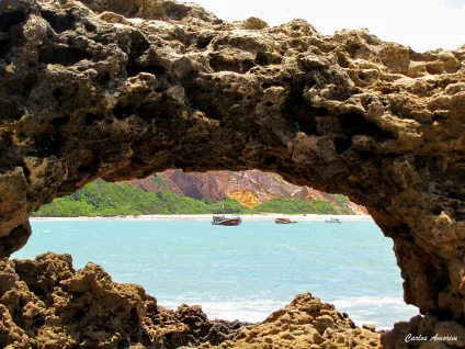 Turistas denunciam cobrança abusiva e intimidação para fotos na Pedra Furada, em Jacumã, no Conde