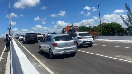 (VÍDEO) Veja o instante em que veículos começam a cruzar a parte superior do Viaduto de Água Fria