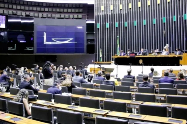 Aliados de Bolsonaro dificultam isenção do IR para quem ganha R$ 5 mil e protegem milionários