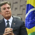 Collor sai da prisão e vai para casa cumprir pena com tornozeleira eletrônica
