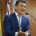 Projeto polêmico avança: Câmara quer proibir músicas com conteúdo “inadequado” em escolas