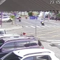 Motociclista atinge mulher após colisão com carro, em João Pessoa; veja vídeo