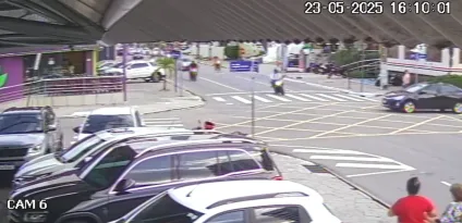 Motociclista atinge mulher após colisão com carro, em João Pessoa; veja vídeo