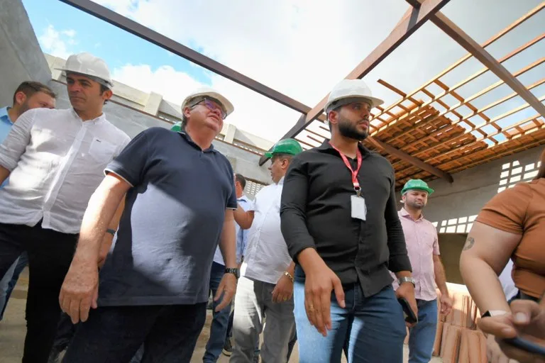 João Azevêdo inspeciona obras de travessia urbana e reforma e ampliação de escola em Princesa Isabel João Azevêdo inspeciona obras de travessia urbana e reforma e ampliação de escola em Princesa Isabel