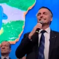 Bolsonaro é aplaudido na Marcha dos Prefeitos, um dia após vaias ao presidente Lula; vídeo