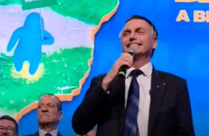 Bolsonaro é aplaudido na Marcha dos Prefeitos, um dia após vaias ao presidente Lula; vídeo