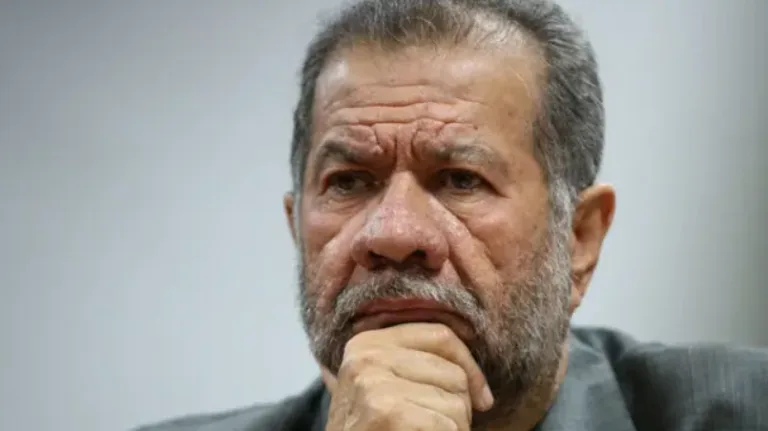 Lupi pede demissão e deixa Ministério da Previdência; Wolney Queiroz assume o cargo Lupi pede demissão e deixa Ministério da Previdência; Wolney Queiroz assume o cargo