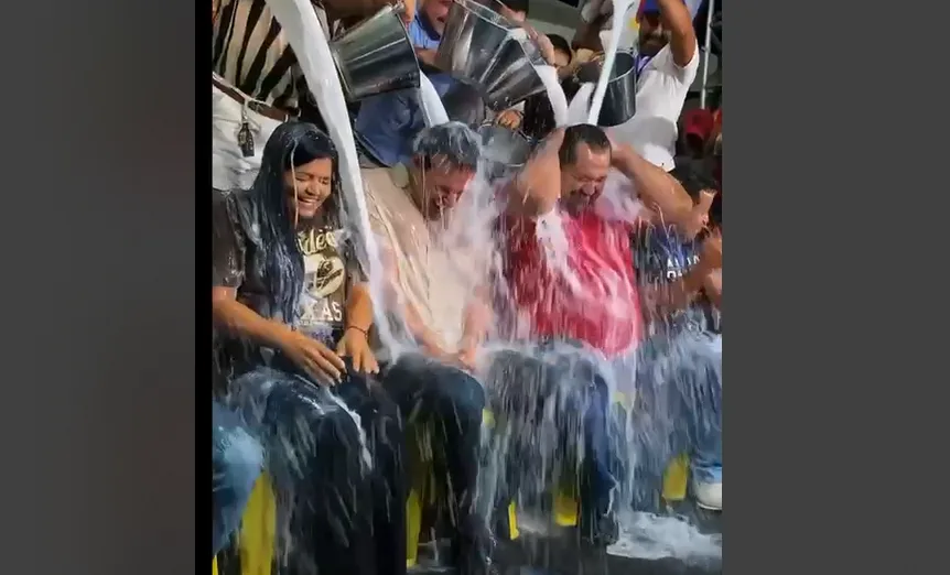 Lucas Ribeiro "toma banho" de leite de cabra em evento no município de Santa Cecília; veja vídeo Lucas Ribeiro "toma banho" de leite de cabra em evento no município de Santa Cecília; veja vídeo