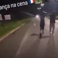 Criminosos armados fazem live durante roubo de moto; veja vídeo