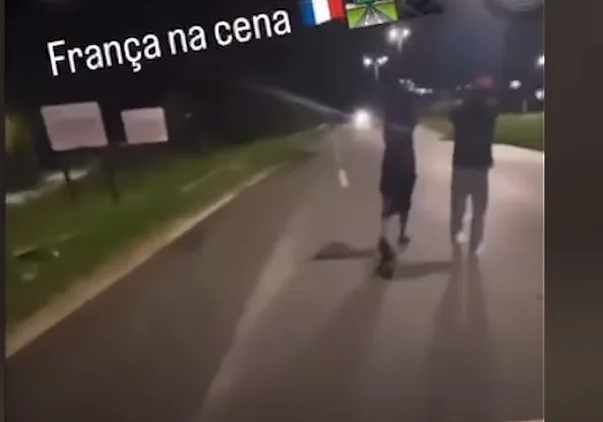 Criminosos armados fazem live durante roubo de moto; veja vídeo Criminosos armados fazem live durante roubo de moto; veja vídeo