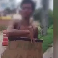 Traficantes forçam suspeito de roubo a desfilar de calcinha fio dental; veja vídeo