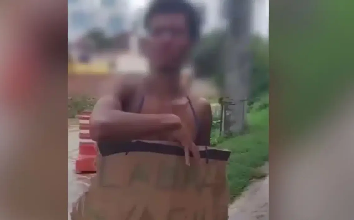 Traficantes forçam suspeito de roubo a desfilar de calcinha fio dental; veja vídeo Traficantes forçam suspeito de roubo a desfilar de calcinha fio dental; veja vídeo