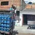 Homem rouba botijão de carreta em movimento e foge mancando; veja vídeo