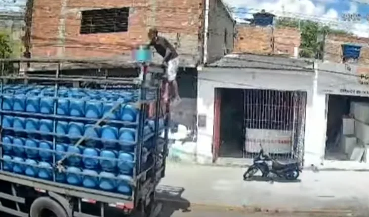 Homem rouba botijão de carreta em movimento e foge mancando; veja vídeo Homem rouba botijão de carreta em movimento e foge mancando; veja vídeo