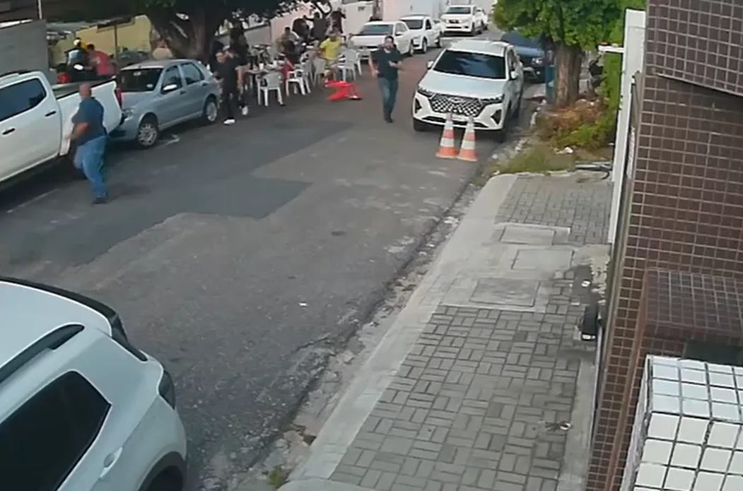 Bandidos fazem arrastão em bar no bairro de Tambauzinho, em João Pessoa - VEJA VÍDEO Bandidos fazem arrastão em bar no bairro de Tambauzinho, em João Pessoa - VEJA VÍDEO