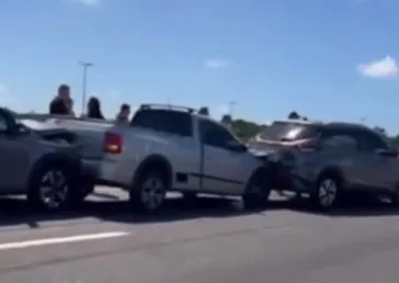 Engavetamento com seis veículos causa lentidão na BR-230, em João Pessoa Engavetamento com seis veículos causa lentidão na BR-230, em João Pessoa