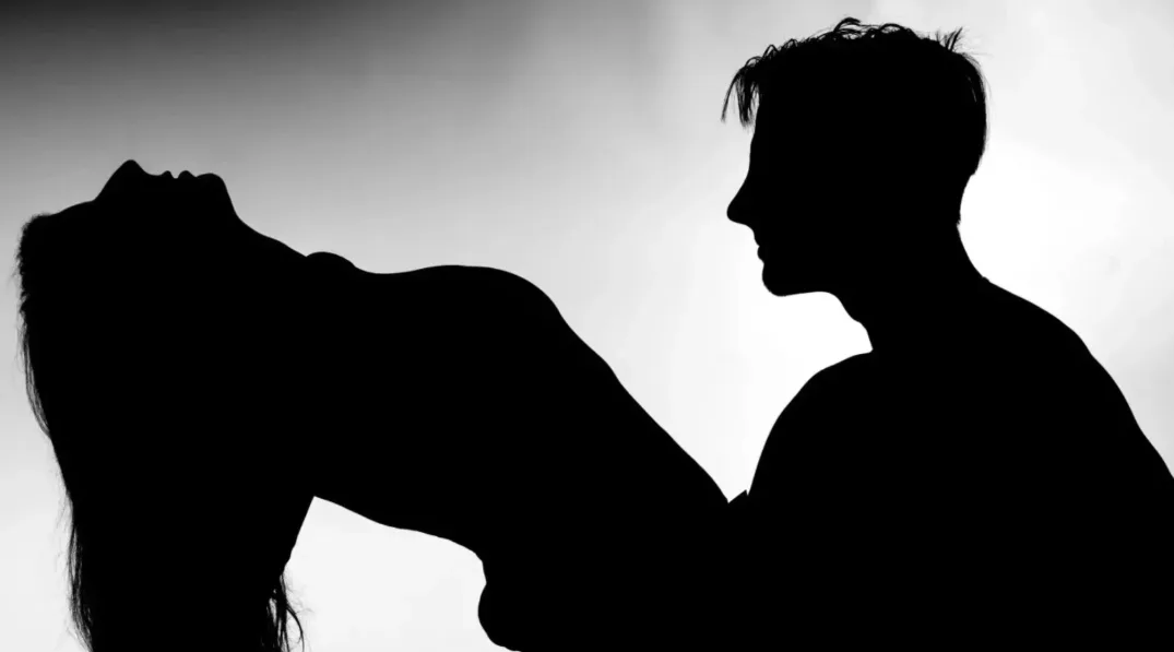 "CHARRETE": aprenda a posição sexual de penetração profunda e que favorece contato com o ponto G "CHARRETE": aprenda a posição sexual de penetração profunda e que favorece contato com o ponto G