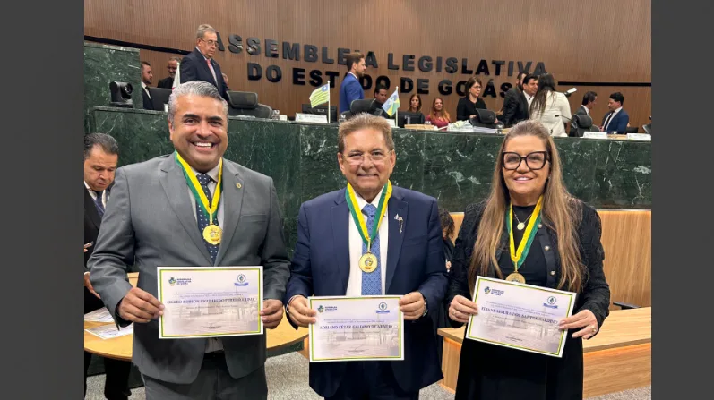 Deputados Adriano Galdino e Cicinho Lima recebem honraria na Assembleia Legislativa de Goiás Deputados Adriano Galdino e Cicinho Lima recebem honraria na Assembleia Legislativa de Goiás