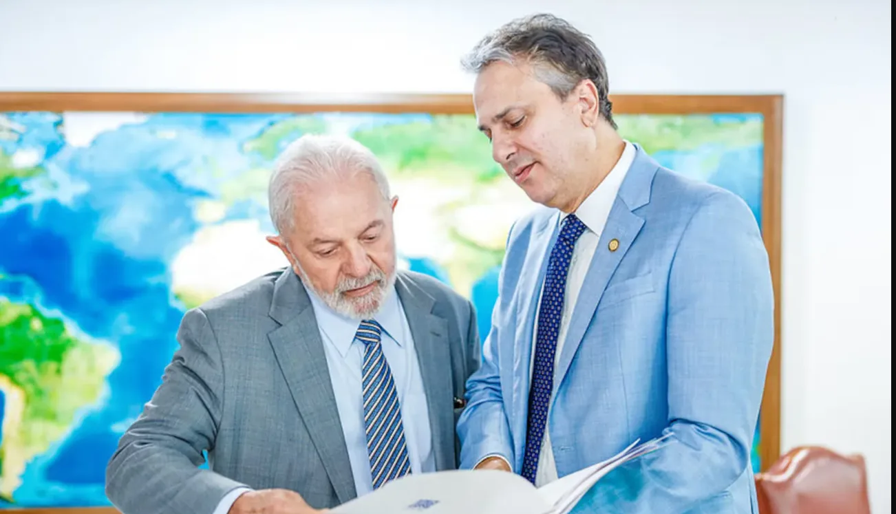 Lula assina nova regulamentação do EaD: medicina e direito não poderão ter aulas 100% online