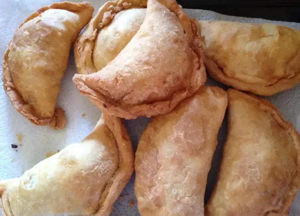 Mulher envenena pastéis e mata 40 membros de uma gangue