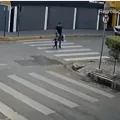 Criança é atropelada por moto na contramão, em faixa de pedestres; veja vídeo