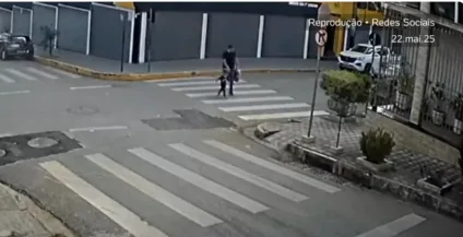 Criança é atropelada por moto na contramão, em faixa de pedestres; veja vídeo