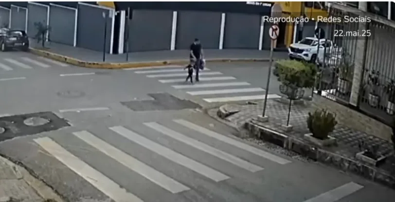 Criança é atropelada por moto na contramão, em faixa de pedestres; veja vídeo