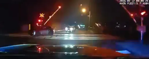 Policiais retiram homem de carro segundos antes de o veículo ser atingido por trem; veja vídeo