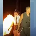 Bailarina é atingida por fogo no palco após vazamento de gás; veja vídeo