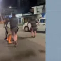 Homem é agredido por policiais após ser impedido de entrar de chinelos em bar; veja vídeo