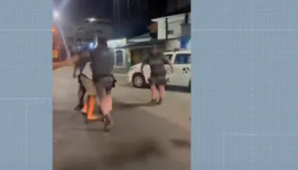 Homem é agredido por policiais após ser impedido de entrar de chinelos em bar; veja vídeo