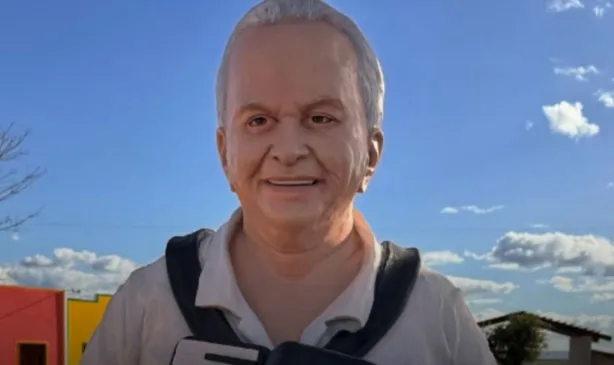Flávio José é homenageado com estátua na Fazenda Tome Xote, de Dorgival Dantas