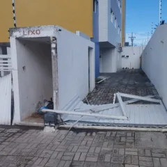 Motoboys derrubam portão de condomínio em João Pessoa após entregador denunciar agressão de morador