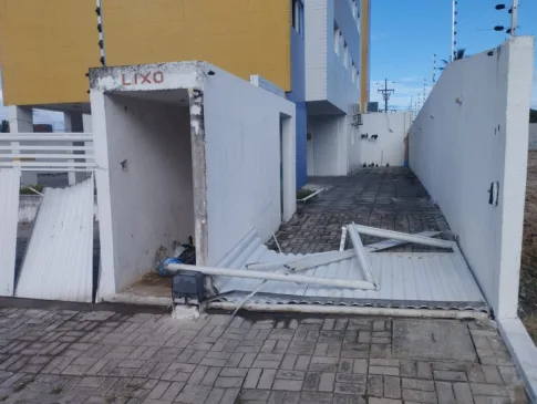 Motoboys derrubam portão de condomínio em João Pessoa após entregador denunciar agressão de morador