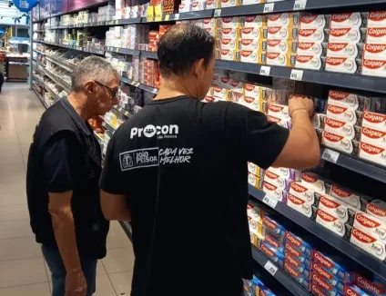 Procon-JP fiscaliza supermercados para impedir venda de creme dental suspenso pela Anvisa
