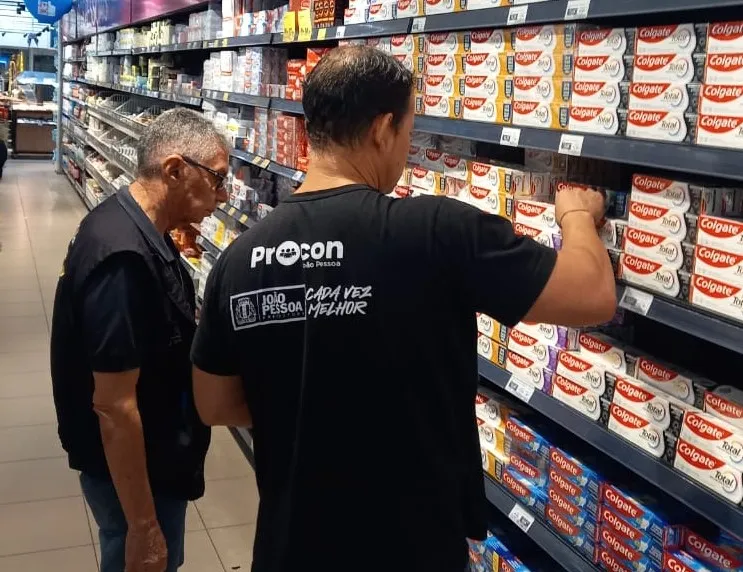 Procon-JP fiscaliza supermercados para impedir venda de creme dental suspenso pela Anvisa
