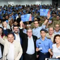 João Azevêdo entrega cartões do Passe Livre Estudantil e destaca importância da ação para combater a evasão escolar
