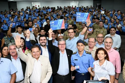 João Azevêdo entrega cartões do Passe Livre Estudantil e destaca importância da ação para combater a evasão escolar João Azevêdo entrega cartões do Passe Livre Estudantil e destaca importância da ação para combater a evasão escolar