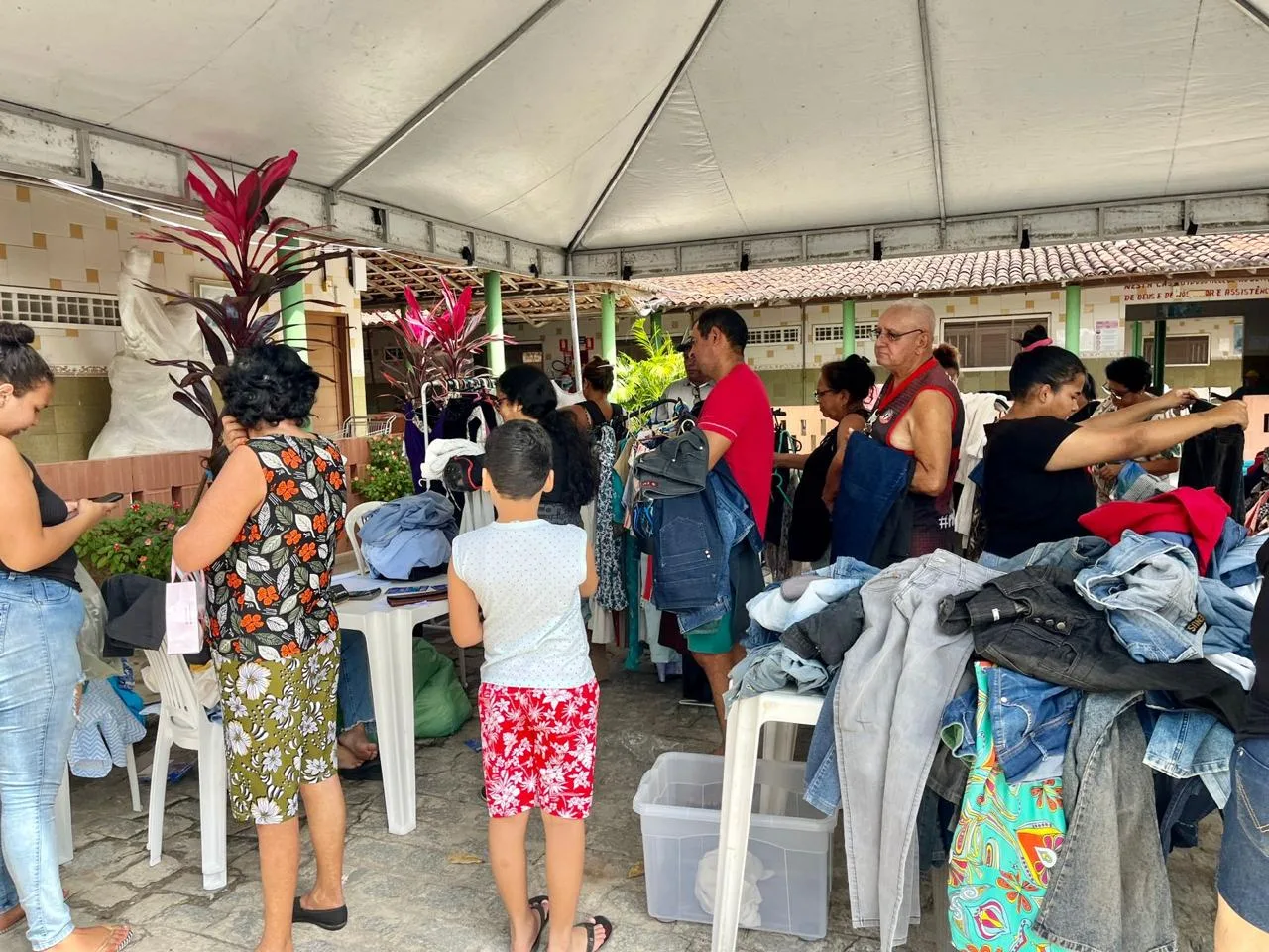 Lar de idosos realiza bazar com todas as peças por R$5, neste sábado (10) Lar de idosos realiza bazar com todas as peças por R$5, neste sábado (10)