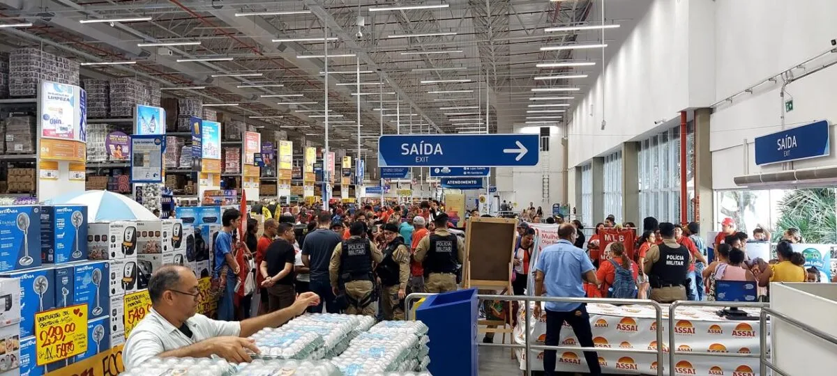 MBL ocupa hipermercado em JP e reivindica doação de cestas básicas no Dia das Mães MBL ocupa hipermercado em JP e reivindica doação de cestas básicas no Dia das Mães