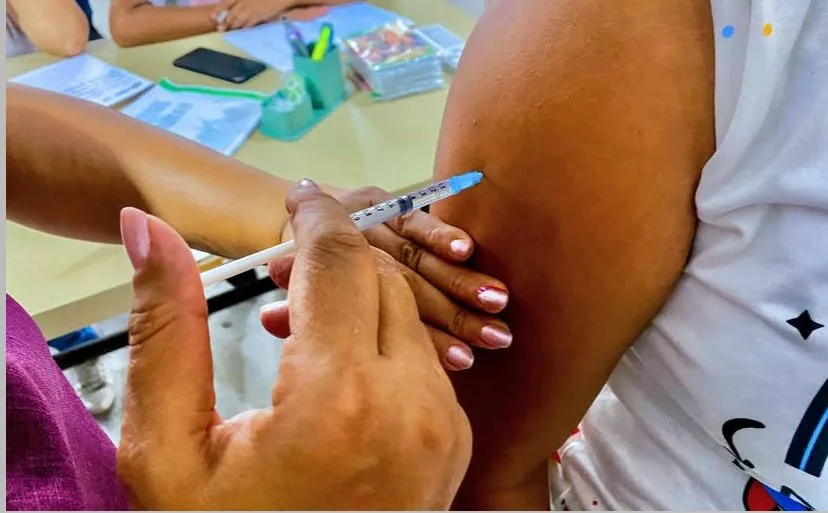 Parceria entre Saúde e Educação reforça vacinação e ações preventivas em escolas de Caaporã Parceria entre Saúde e Educação reforça vacinação e ações preventivas em escolas de Caaporã