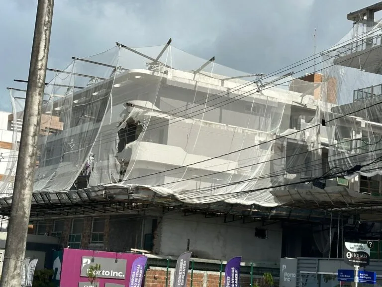 Prédio de luxo na orla da Capital começa a demolir parte construída acima do permitido por lei - VEJA QUAL É O LOCAL